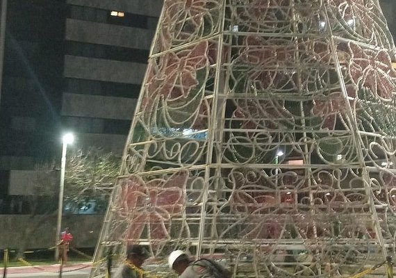 Criança leva choque em árvore de Natal ao receber descarga elétrica