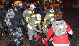 Protesto em frente ao Santander Cultural termina com briga entre manifestantes