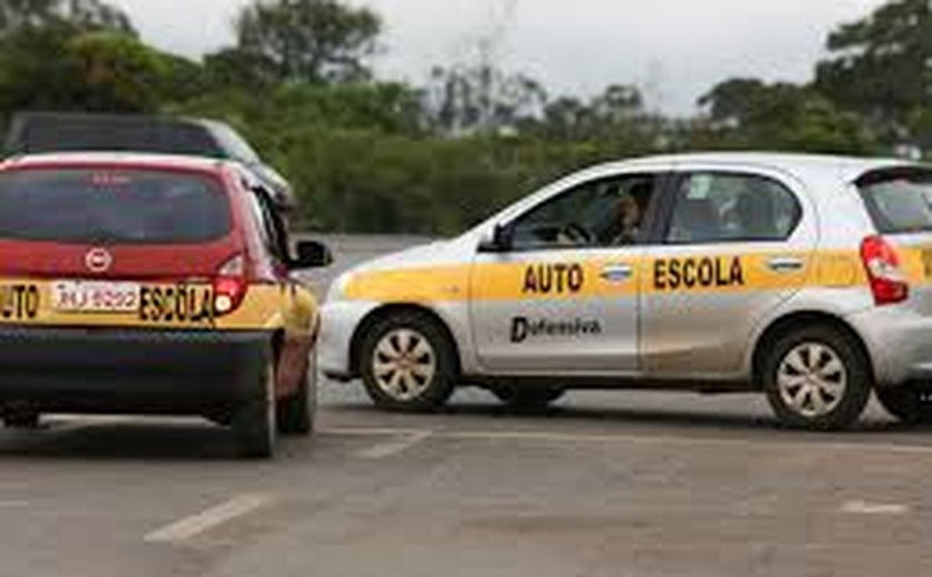 Contran elimina obrigatoriedade de aulas em autoescolas para tirar CNH
