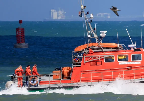 Barco com migrantes vira no Canal da Mancha e ao menos 6 pessoas morrem