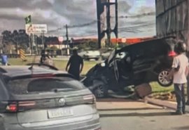 Carro fica destruído após acidente na Avenida Durval de Góes Monteiro, em Maceió