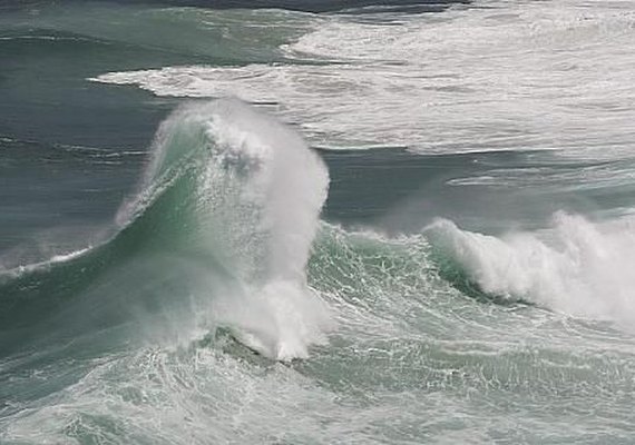 Marinha emite alerta de ressaca com ondas de até 2,5 metros em Alagoas