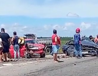 Colisão entre dois carros mobiliza bombeiros e deixa cinco pessoas feridas em Maceió