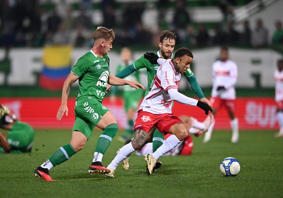 CRB empata sem gols com a Chapecoense, sobe uma posição, mas fica a 3 pontos do Z4