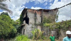 Imóvel abandonado no Clima Bom é demolido por recomendação da Defesa Civil de Maceió
