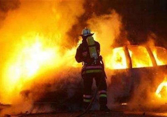 Incêndio atinge vegetação e moradores abandonam residência