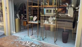 Criminoso quebra vidraça e furta loja de semijoias na Jatiúca, em Maceió