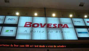 Ibovespa fecha em queda e mercado exibe volume reduzido