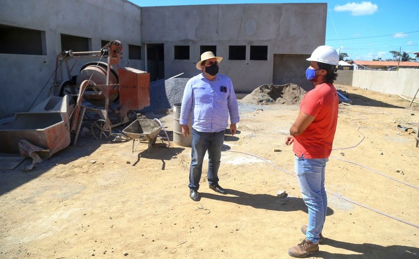 Prefeito fiscaliza obras de construção da UBS do conjunto Jarbas Oiticica em Rio Largo