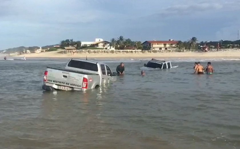 Dois veículos do Detran atolam na areia e são arrastados pelo mar