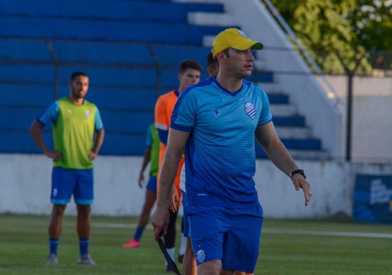 Técnico do CSA testa positivo para Covid-19 dois dias após chegar ao clube
