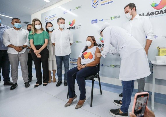 Governador alerta municípios por busca ativa a quem não se vacinou