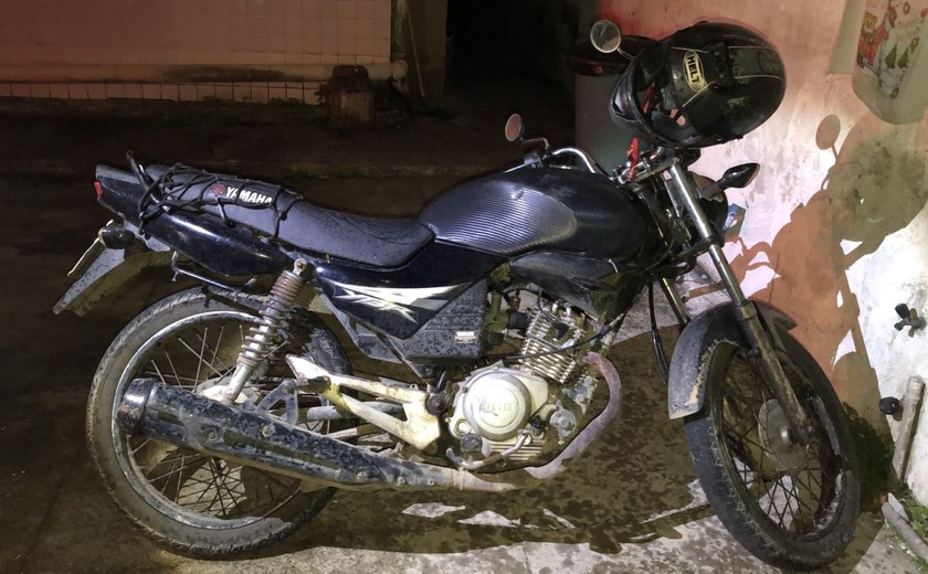 Dupla de moto que estava roubando celular na parte alta de Maceió é presa