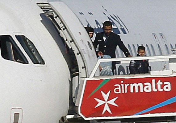 País europeu de Malta mantém sequestradores de avião líbio em detenção
