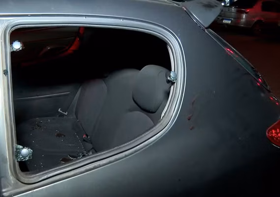 Criança morre baleada após carro da família ser atacado por engano durante troca de tiros entre facções no ES