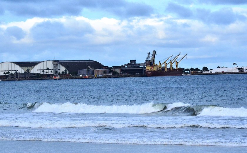 Continuam buscas por três pescadores após jangada afundar em alto mar