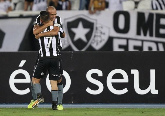 Roger faz dois e Botafogo derrota Flamengo no Engenhão