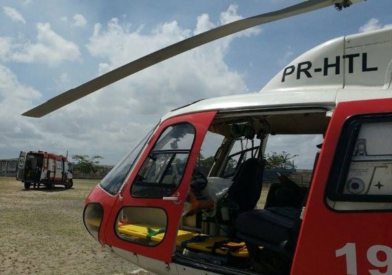 Trave de campo de futebol cai e deixa criança em estado grave