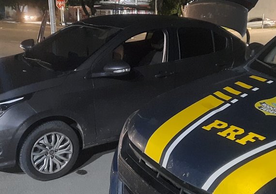 PRF/AL recupera carro roubado em São Paulo durante fiscalização na BR-316