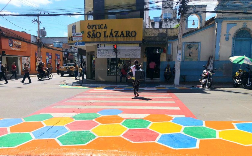 Faixa de pedestres colorida vira atração