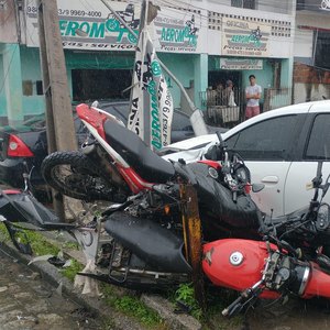 Acidente entre carro e poste é registrado em trecho da BR-104