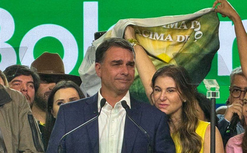 Flávio Bolsonaro usou jatinho ligado a Daniel Vorcaro em viagem em 2025, diz revista