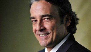 Após escândalo do vídeo íntimo com travestis, Alexandre Borges decide deixar o Brasil