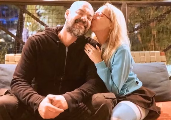 Apresentador norte-americano descobre ao vivo que a esposa armou plano para matá-lo