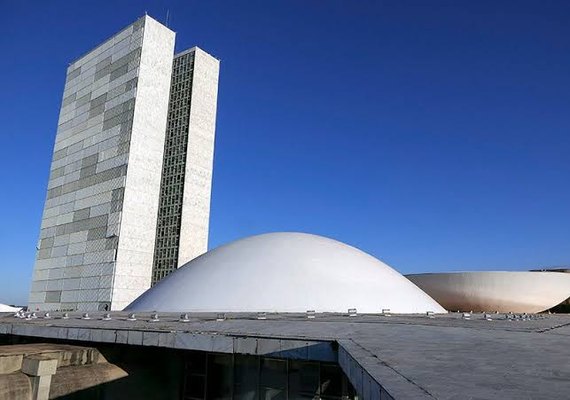 Congresso adia apreciação de vetos sobre fake news e ferrovias