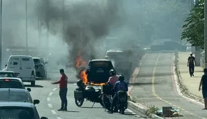 Veículo pega fogo na Avenida Josefa de Melo, em Maceió