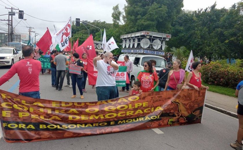 Ato em favor da democracia e contra o governo Bolsonaro é realizado em Maceió