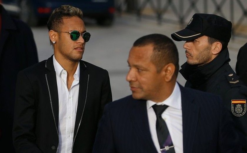 Pai de Neymar diz em depoimento ter idealizado contratos sob investigação