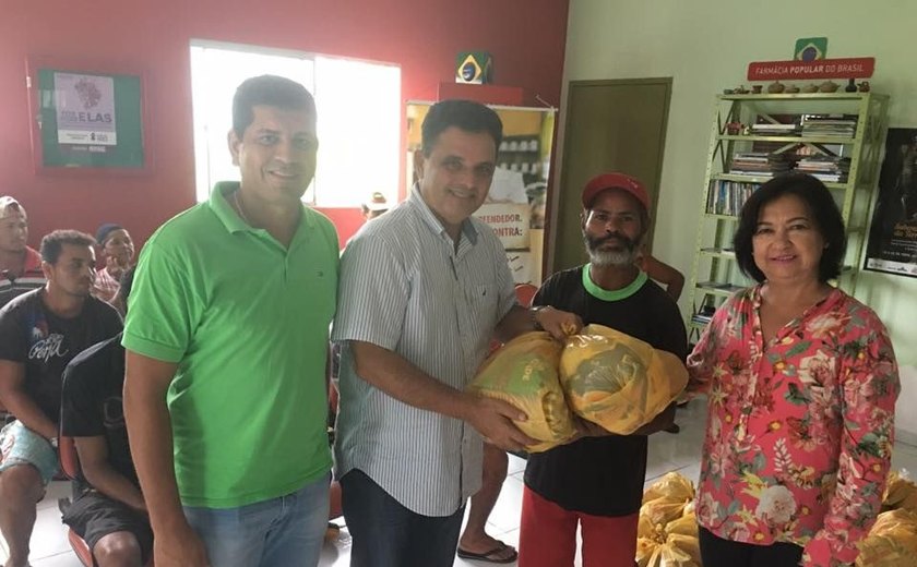 Prefeitura de União entrega cestas básicas para catadores
