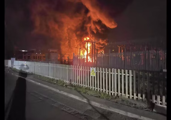 Principal aeroporto de Londres, Heathrow fecha após incêndio e cancela todos os voos