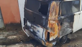 Kombi fica em chamas na madrugada em Palmeira dos Índios