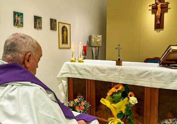 Papa Francisco deve ter alta hospitalar neste domingo (23)