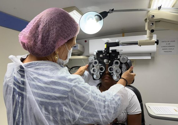 Trabalhadores do comércio recebem consultas e óculos gratuitos em Maceió