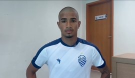 Vitinho celebra primeiro gol como profissional na goleada do CSA