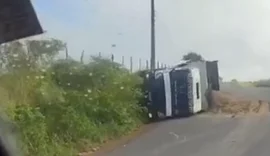 Caminhão-caçamba carregado de areia tomba na AL-487