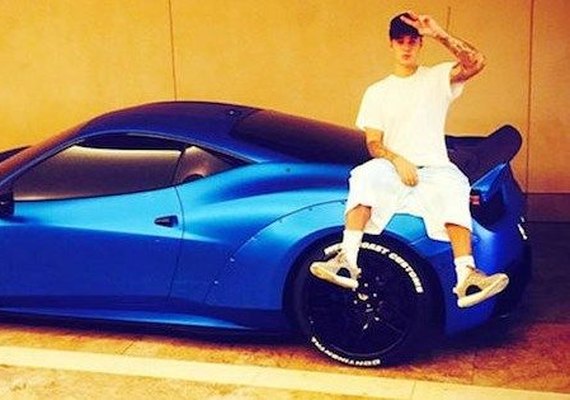 Justin Bieber perdeu Ferrari azul após balada e só a encontrou 3 semanas depois