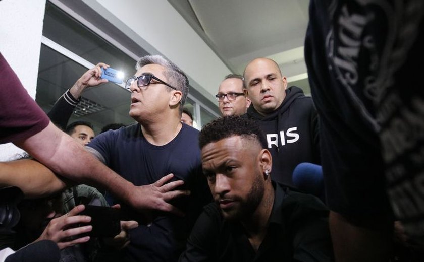 Mulher que denunciou Neymar depõe em delegacia em São Paulo