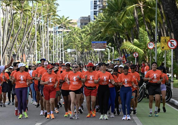 Mulheres das forças de segurança percorrem orla de Maceió para divulgar projeto