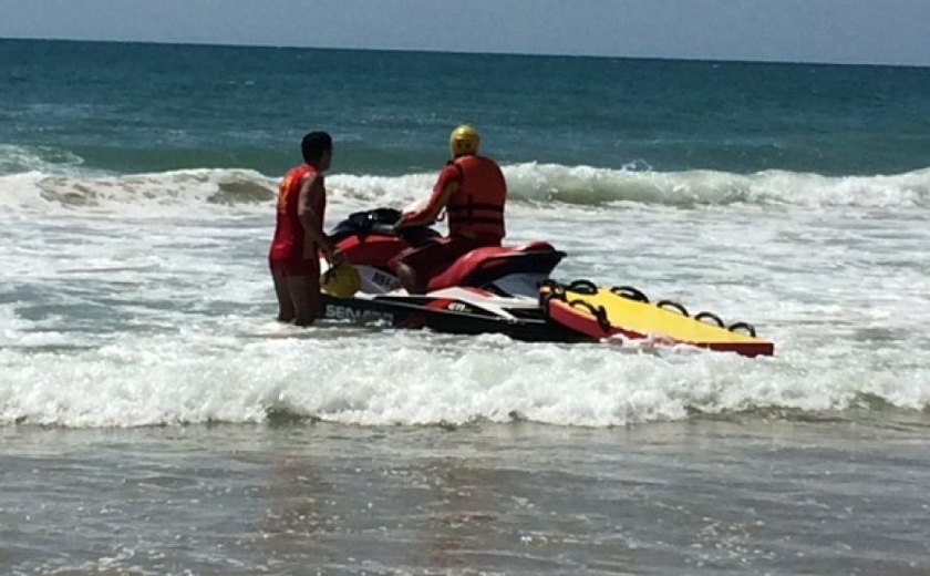 Bombeiros resgatam cinco pessoas em praias de Alagoas no feriado