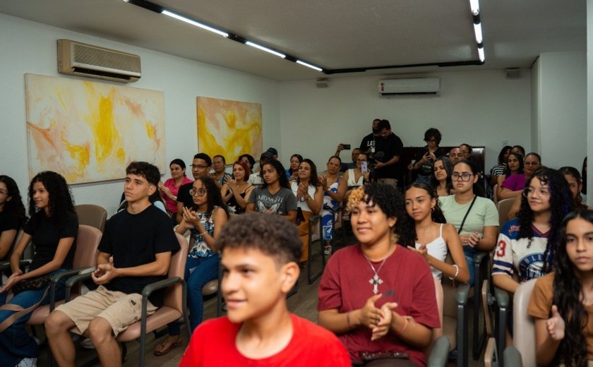 Estudantes se reúnem e compartilham expectativas para viagem à Inglaterra