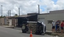 Carro capota após colisão em cruzamento no Tabuleiro do Martins, em Maceió
