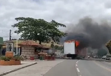 Carreta pega fogo e mobiliza PRF na BR-316 em Maribondo