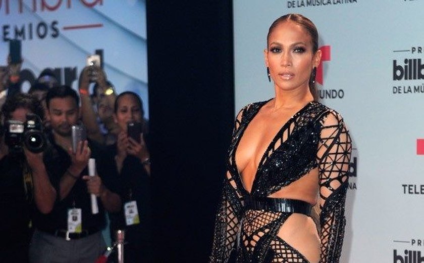 Jennifer Lopez rouba a cena com look sexy no Billboard latino