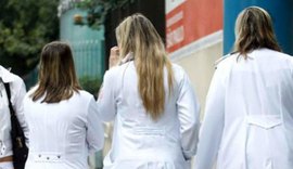 Lei do Jaleco proíbe profissionais de saúde de circularem com vestimentas de trabalho em locais públicos em Alagoas