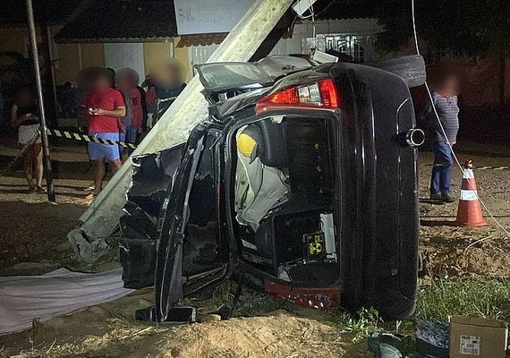 Jovem de 20 anos morre após capotar com carro e colidir em poste