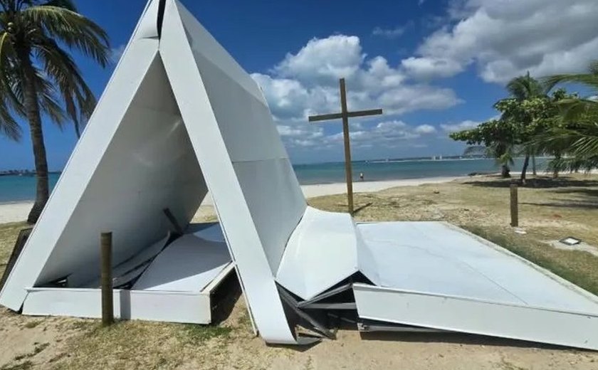 Fortes ventos derrubam Capelinha do Jaraguá, um dos pontos conhecidos de Maceió